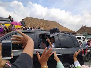 Tiba di Temanggung, Jokowi Bagi-bagi Kaus ke Warga
