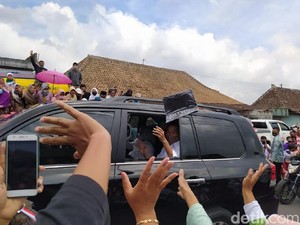 Tiba di Temanggung, Jokowi Bagi-bagi Kaus ke Warga