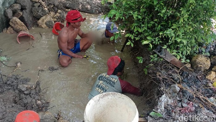 proses perbaikan pipa yang bocor
