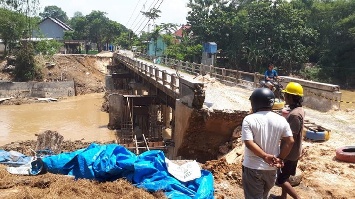 Proyek Jembatan Kali Kening Bojonegoro Sebabkan Tanah di Sekitar Rumah Warga Longsor