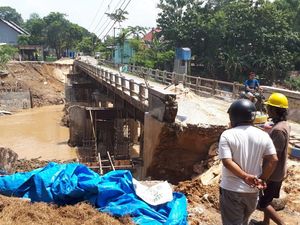 Proyek Jembatan Kali Kening Bojonegoro Sebabkan Tanah di Sekitar Rumah Warga Longsor