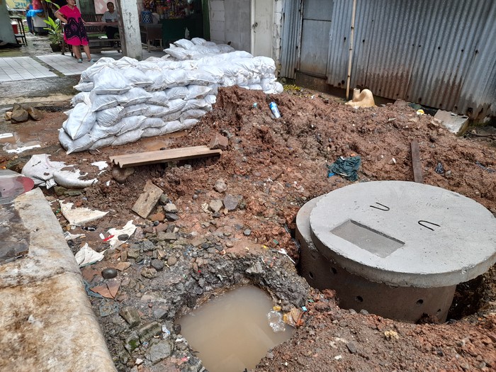 Proyek sumur resapan di Rusun Bidara Cina, Jatinegara, Jakarta Timur. Proyek tersebut disebut telah telantar selama sepekan. Selasa (14/12/2021).