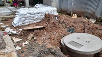 Proyek galian terlihat sudah setengah jalan. Lubang sudah digali, dan beton untuk dinding sumur resapan sudah dipasang Foto: Marteen Ronaldo/detikcom.