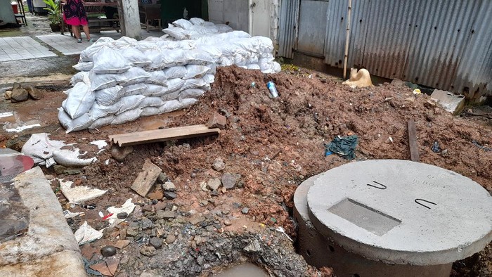 Proyek sumur resapan di Rusun Bidara Cina, Jatinegara, Jakarta Timur. Proyek tersebut disebut telah telantar selama sepekan. Selasa (14/12/2021).