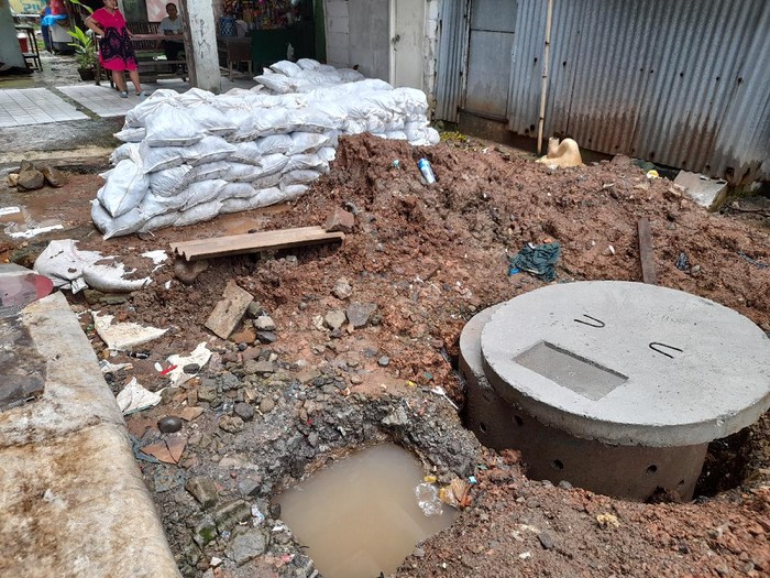 Proyek sumur resapan di Rusun Bidara Cina, Jatinegara, Jakarta Timur. Proyek tersebut disebut telah telantar selama sepekan. Selasa (14/12/2021).