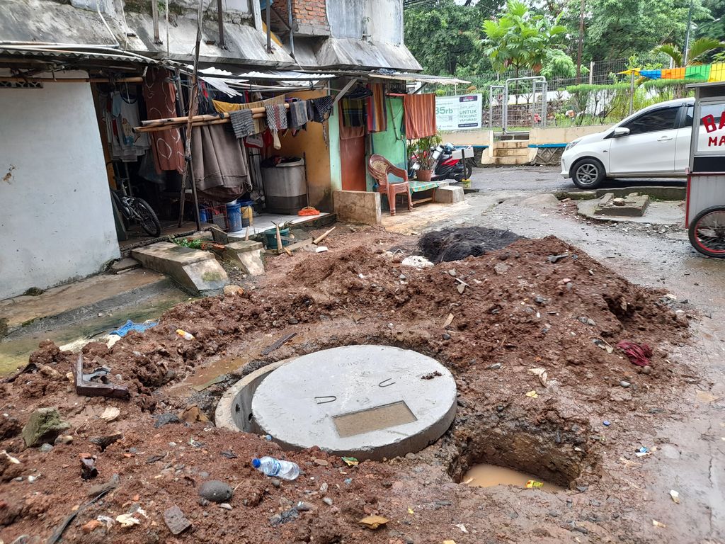 Proyek sumur resapan di Rusun Bidara Cina, Jatinegara, Jakarta Timur. Proyek tersebut disebut telah telantar selama sepekan. Selasa (14/12/2021).