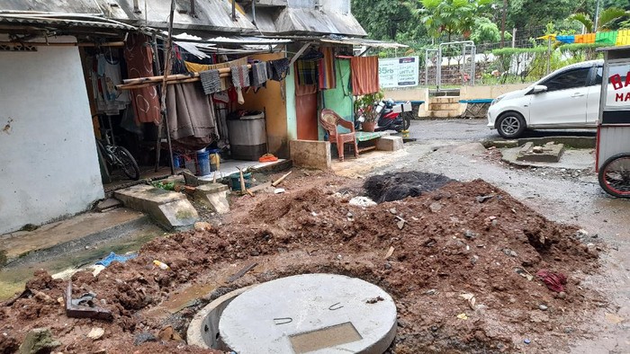 Proyek sumur resapan di Rusun Bidara Cina, Jatinegara, Jakarta Timur. Proyek tersebut disebut telah telantar selama sepekan. Selasa (14/12/2021).