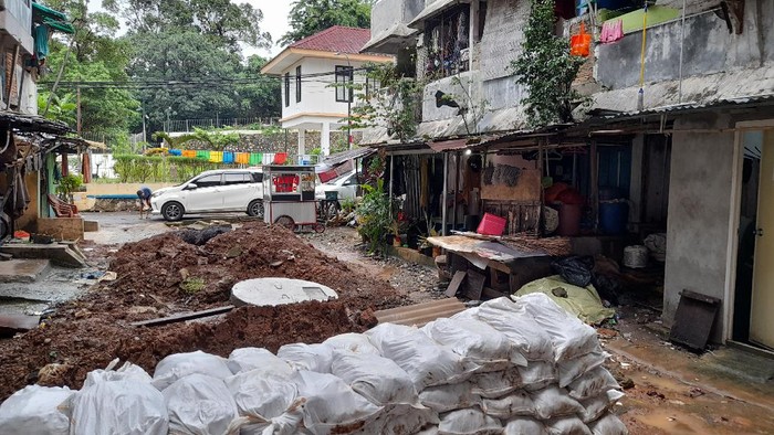 Proyek sumur resapan di Rusun Bidara Cina, Jatinegara, Jakarta Timur. Proyek tersebut disebut telah telantar selama sepekan. Selasa (14/12/2021).