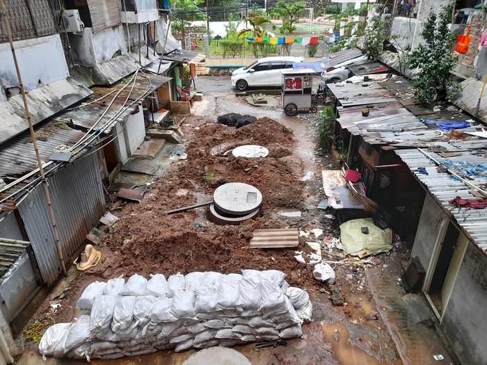 Proyek sumur resapan di Rusun Bidara Cina, Jatinegara, Jakarta Timur. Proyek tersebut disebut telah telantar selama sepekan. Selasa (14/12/2021).
