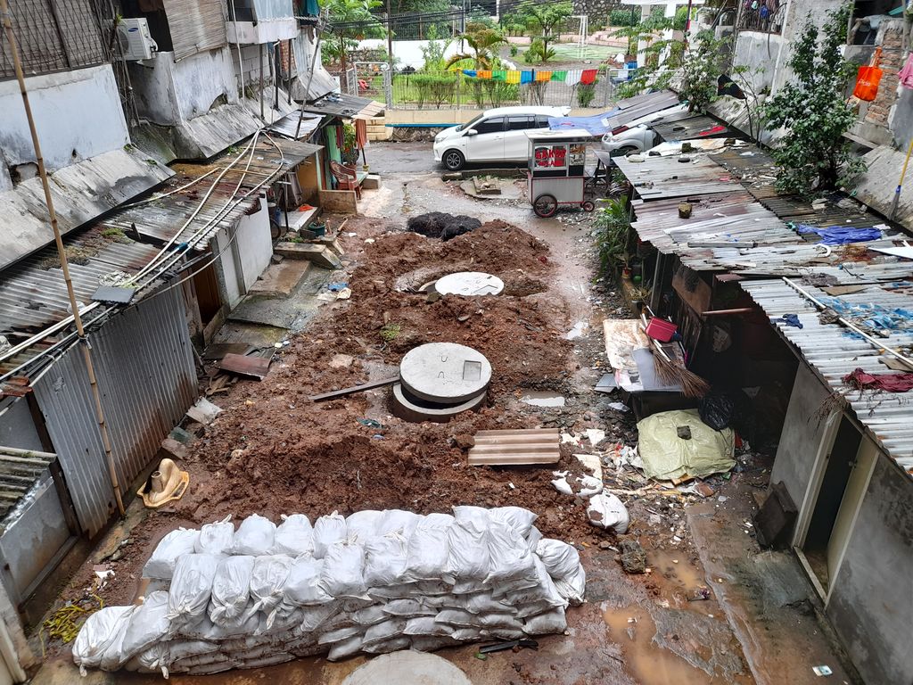 Proyek sumur resapan di Rusun Bidara Cina, Jatinegara, Jakarta Timur. Proyek tersebut disebut telah telantar selama sepekan. Selasa (14/12/2021).