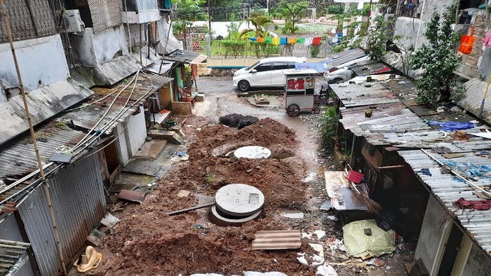 Proyek sumur resapan di Rusun Bidara Cina, Jatinegara, Jakarta Timur. Proyek tersebut disebut telah telantar selama sepekan. Selasa (14/12/2021).
