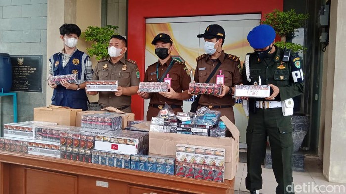 Puluhan ribu batang roko ilegal disita dari warung di Majalengka