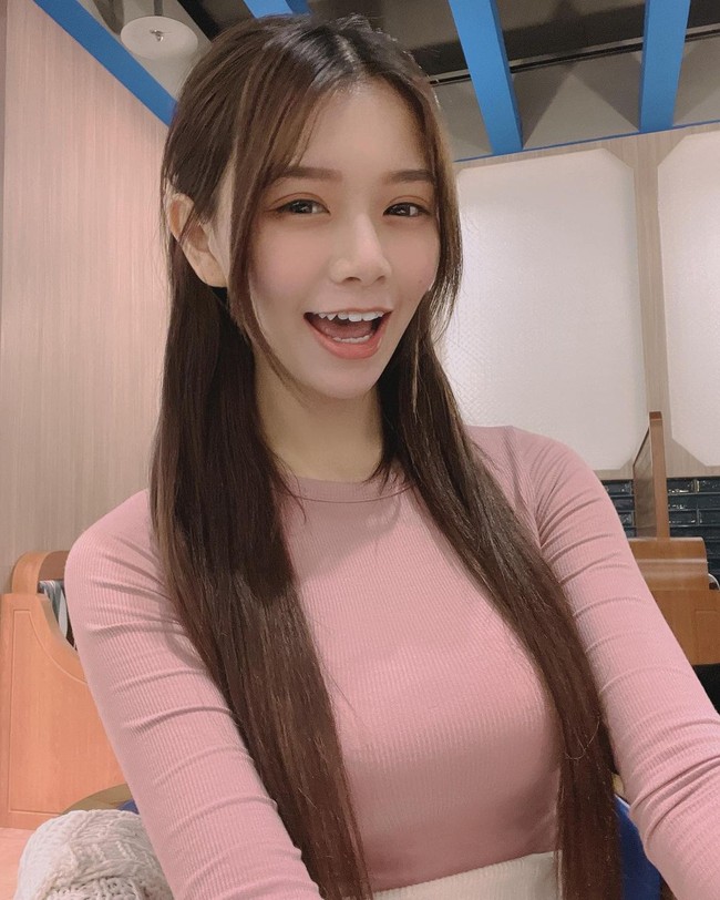 Dalam sebuah wawancara, Qingqing mengakui bawah ia memang cukup mudah mendapatkan penghasilan besar hanya dari Douyin. Dilansir 8days, wanita cantik itu mengatakan bahwa pendapatannya mencapai enam hingga tujuh digit. Diperkirakan jika ia mengantongi sekitar NT$ 1 juta (Rp 567 jutaan) per bulan.Foto: Instagram @c.0214