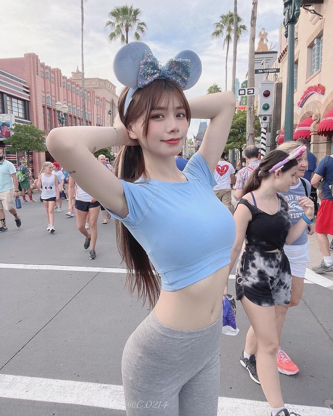 Seorang selebgram Taiwan jadi perbincangan setelah baru-baru ini menunjukkan dirinya membeli mobil mahal. Wanita yang dikenal sebagai Qingqing tersebut meman tak ragu memamerkan dua Porsche barunya di media sosial. Foto: Instagram @c.0214