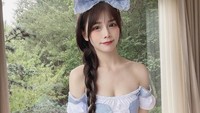 Tak jarang pula ia mengenakan kostum hingga pakaian dalam saja. Dok. Instagram