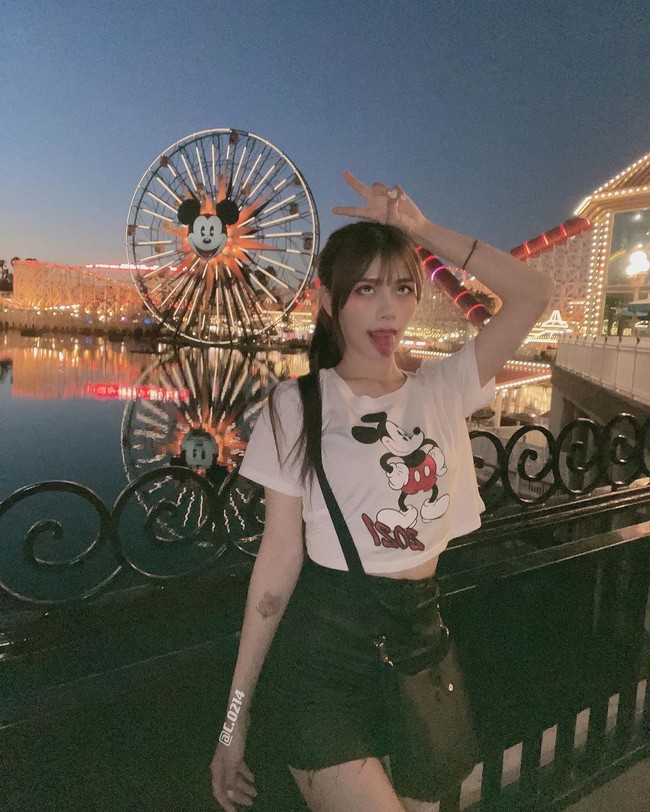 Di Instagram, ia pun tak ragu untuk menampilkan OOTD dengan baju mini. Foto: Instagram @c.0214