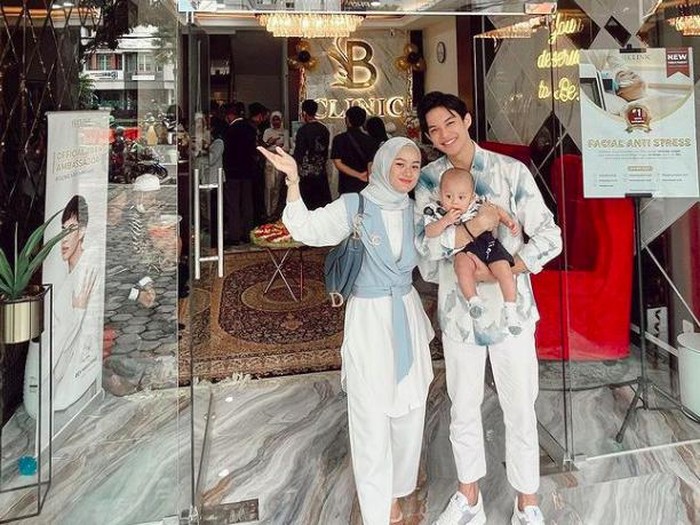 Rey Mbayang yang diberi kejutan oleh Dinda Hauw.