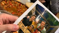 Bersama dengan sahabatnya, Rizky Nazar traveling ke Turki dan mampir ke restoran milik Chef Burak yang populer. Ia bahkan bertemu langsung dengan chef yang terkenal dengan senyumannya itu. Foto: Instagram @rizkynazar20