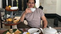 Kalo momen yang satu ini adalah keseruan Rizky Nazar saat afternoon tea di salah satu hotel di Bali. Posenya saat memegang gelas ini sukses membut netizen salah fokus. Foto: Instagram @rizkynazar20