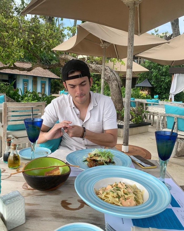 Rizky Nazar Pose Keren Rizky Nazar saat Makan Spaghetti dan Ngopi