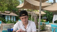 Terakhir ada keseruan Rizky Nazaar saat nongkrong di restoran dan kafe di kawasan Seminyak, Bali. Ia memesan berupa pasta fettucini carbonara.  Foto: Instagram @rizkynazar20