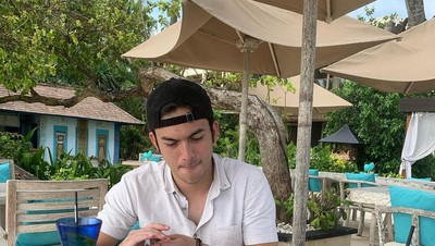 Pose Keren Rizky Nazar saat Makan Spaghetti dan Ngopi
