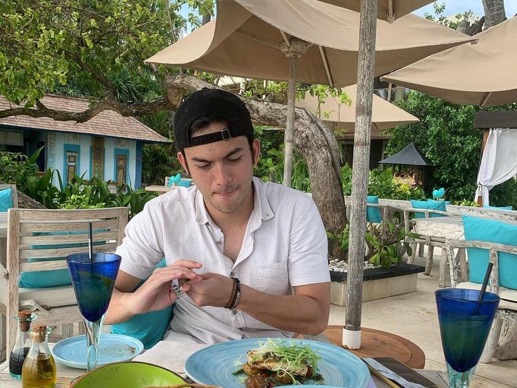 Pose Keren Rizky Nazar saat Makan Spaghetti dan Ngopi