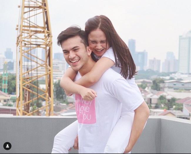 Rizky Nazar dan Syifa Hadju sebelumnya dipertemukan dalam film The Way I Love You pada tahun 2019. Saat itu keduanya berperan sebagai pasangan kekasih. Tak disangka perannya itu kemudian terbawa hingga ke dunia nyata. Foto: Instagram/@syifahadjureal