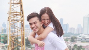 Syifa Hadju kemudian menjalin kasih dengan Rizky Nazar sejak Agustus 2019. Foto: Instagram/@syifahadjureal