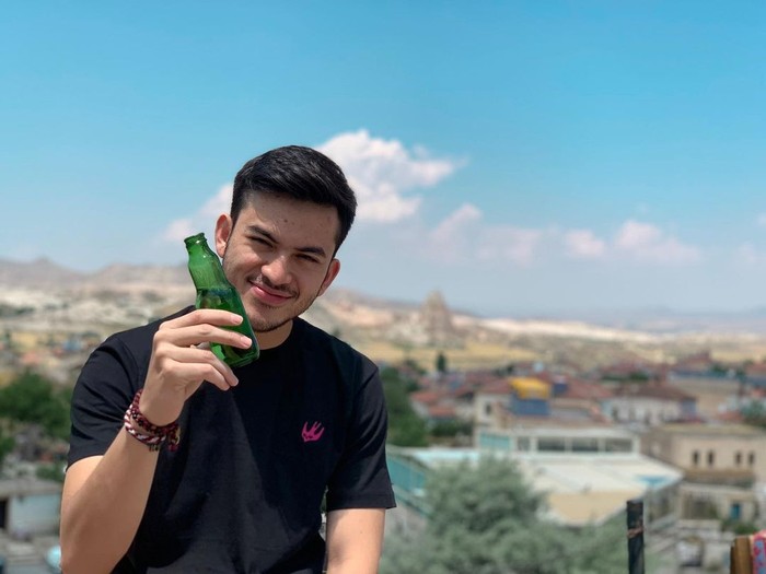 Rizky Nazar Pose Keren Rizky Nazar saat Makan Spaghetti dan Ngopi