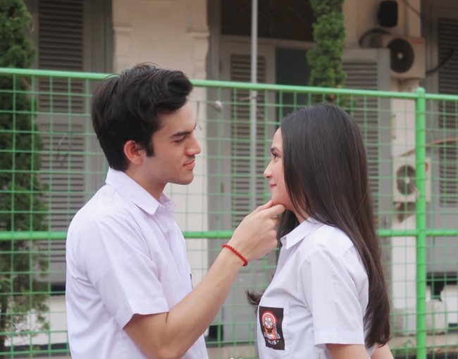 Sebelumnya Rizky Nazar dan Syifa Hadju sempat digosipkan telah melangsungkan lamaran saat berlibur di Bali. Namun isu tersebut dibantah oleh Syifa. Syifa menyebut bahwa kepergiannya ke Bali itu hanyalah liburan keluarga biasa. Foto: Instagram/@syifahadjureal