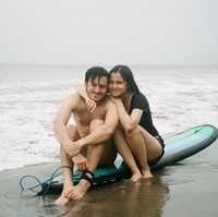 Menjadi salah satu aktor yang terbilang jauh dari masalah, kabar penangkapan Rizky Nazar tentunya membuat publik terkejut. Kisah percintaannya dengan Syifa Hadju pun sempat menjadi perbincangan. Foto: Instagram/@rizkynazar20