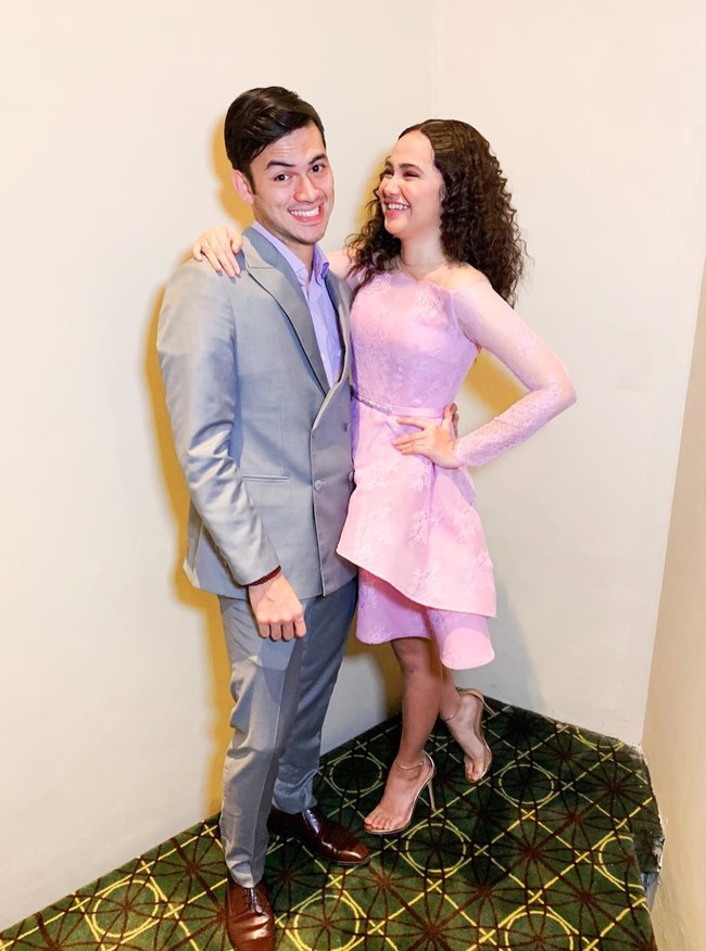 Kabar mengenai penangkapan Rizky Nazar tengah menjadi perbincangan hangat. Rizky ditangkap karena terbukti memakai ganja. Aktor 25 tahun itu ditangkap di rumahnya yang terletak di Kramat Jati, Jaktim pada Senin (13/12/21). Foto: Instagram/@syifahadjureal