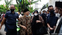 Dengan pengawalan Paspampres, Hamzah Haz menyapa warga seusai melayat.