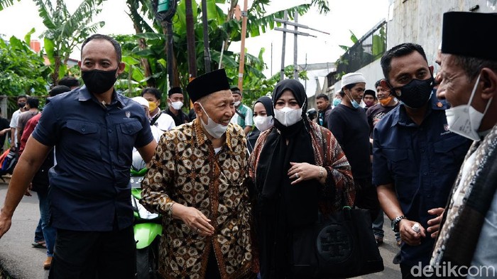 Wapres ke-9 Hamzah Haz turut melayat ke rumah duka Abraham Lunggana alias Haji Lulung hari ini.