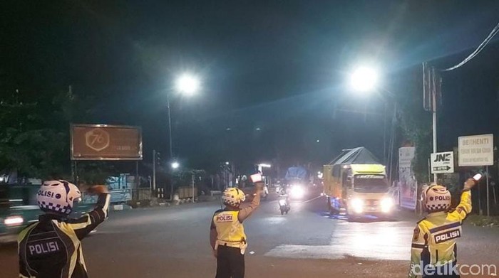 Jelang Nataru, Satlantas Polres Probolinggo Kota mengantisipasi kemacetan. Pihaknya melakukan penertiban truk dan bus yang melanggar rambu larangan masuk jalur kota.