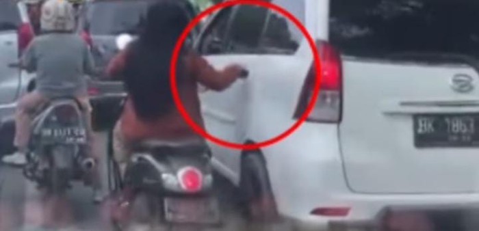 Screenshot video viral wanita ketuk-coba buka pintu mobil di jalanan Medan (dok. Istimewa)