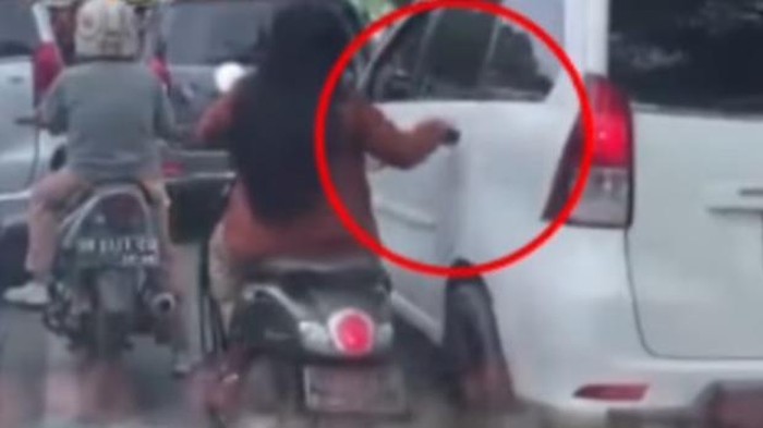 Screenshot video viral wanita ketuk-coba buka pintu mobil di jalanan Medan (dok. Istimewa)