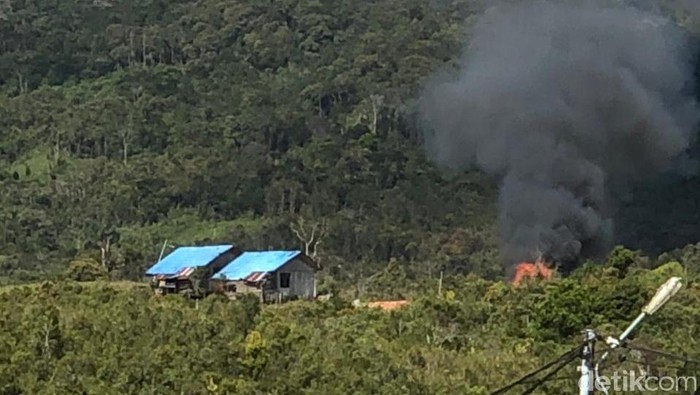 Sehari setelah menembaki pos Brimob, teroris KKB membakar bangunan sekolah di Distrik Serambakon, Kabupaten Pegunungan Bintang, Papua. (dok Polda Papua)
