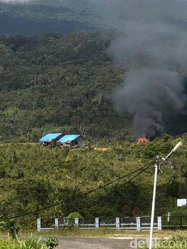 Sehari setelah menembaki pos Brimob, teroris KKB membakar bangunan sekolah di Distrik Serambakon, Kabupaten Pegunungan Bintang, Papua. (dok Polda Papua)