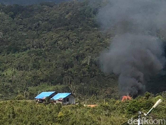 Sehari setelah menembaki pos Brimob, teroris KKB membakar bangunan sekolah di Distrik Serambakon, Kabupaten Pegunungan Bintang, Papua. (dok Polda Papua)
