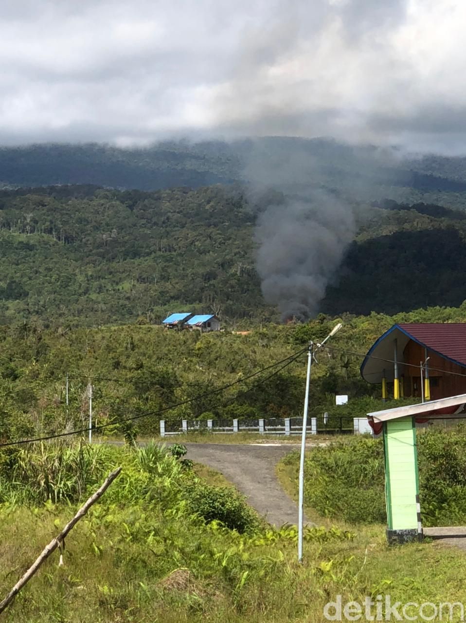 Sehari setelah menembaki pos Brimob, teroris KKB membakar bangunan sekolah di Distrik Serambakon, Kabupaten Pegunungan Bintang, Papua. (dok Polda Papua)