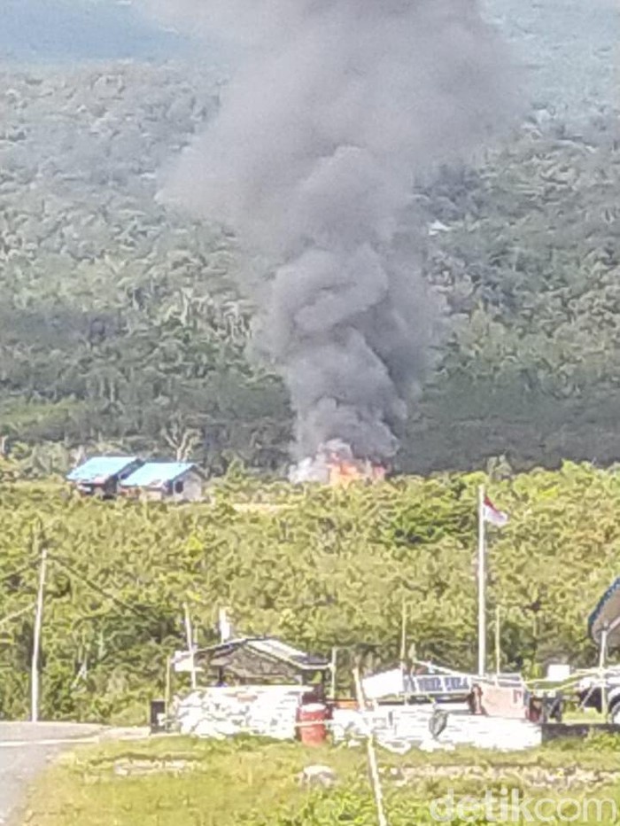 Sehari setelah menembaki pos Brimob, teroris KKB membakar bangunan sekolah di Distrik Serambakon, Kabupaten Pegunungan Bintang, Papua. (dok Polda Papua)