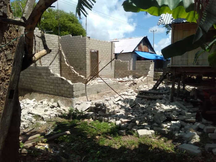 Sejumlah rumah di Kabupaten Kepulauan Selayar, Sulsel rusak akibat gempa bumi M 7,4 yang terjadi di NTT. (SAR Selayar) Sejumlah rumah di Kabupaten Kepulauan Selayar, Sulsel rusak akibat gempa bumi M 7,4 yang terjadi di NTT. (SAR Selayar)