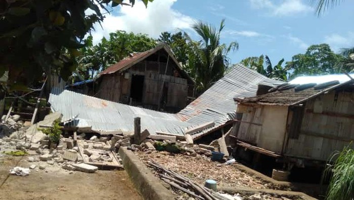 Sejumlah rumah di Kabupaten Kepulauan Selayar, Sulsel rusak akibat gempa bumi M 7,4 yang terjadi di NTT. (SAR Selayar)