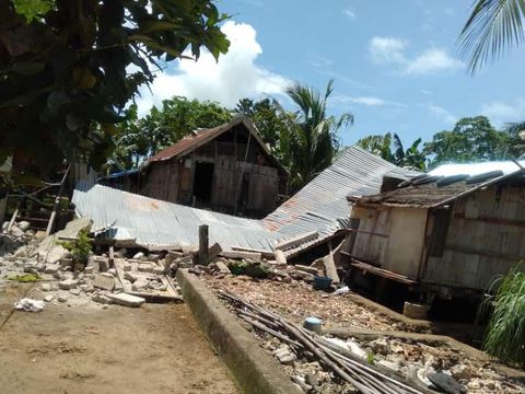 Sejumlah rumah di Kabupaten Kepulauan Selayar, Sulsel rusak akibat gempa bumi M 7,4 yang terjadi di NTT. (SAR Selayar)