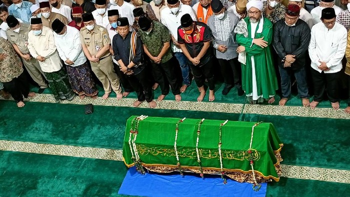 Selama perawatan, pihak RS telah memberikan obat-obatan serta alat kesehatan kepada Haji Lulung. Namun, dalam perkembangannya, jantung Haji Lulung sulit dikendalikan karena persoalan irama jantung. (Karin Nur Secha/detikcom) Selama perawatan, pihak RS telah memberikan obat-obatan serta alat kesehatan kepada Haji Lulung. Namun, dalam perkembangannya, jantung Haji Lulung sulit dikendalikan karena persoalan irama jantung. (Karin Nur Secha/detikcom)