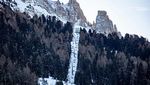 Sensasi Bermain Ski Sambil Berburu Hadiah Natal di Italia