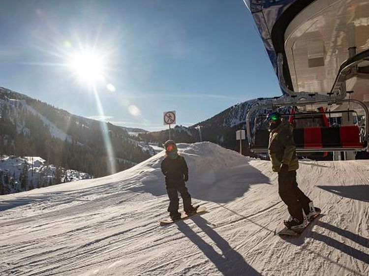 Sensasi Bermain Ski Sambil Berburu Hadiah Natal di Italia