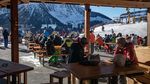 Sensasi Bermain Ski Sambil Berburu Hadiah Natal di Italia